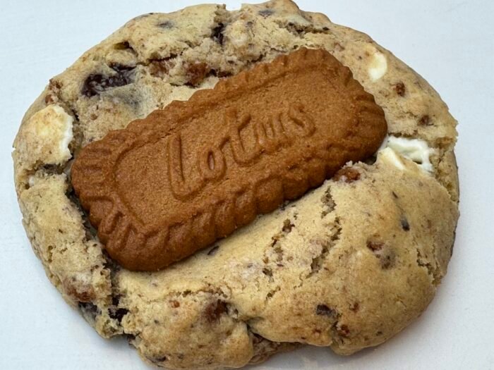 A delicious cookie soft and gooey with a caramelly crunch, loaded with Belgian dark and white chocolate chunks, topped with a crunchy Lotus biscuit